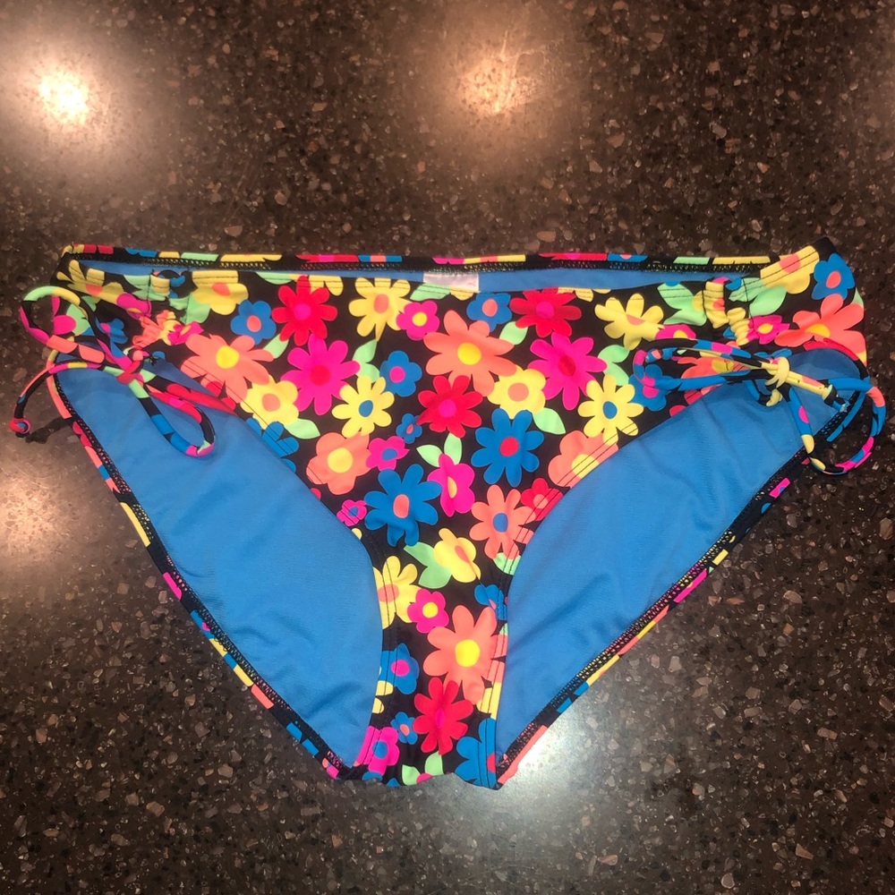NWT NO BOUNDARIES RAINBOW SWIM BOTTOMS SIZE XL HIPPIE FLOWER LINED BIKINI